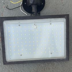   white outdoor light/ Luz De Exterior Blanca 