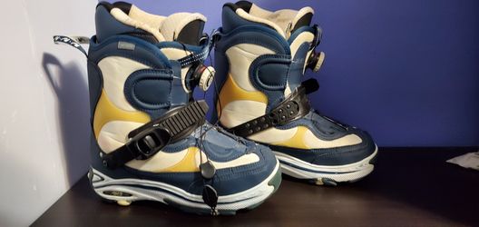 K2 click in boa snowboard boots size 10 and click in bindings. Boots fit as a 9.5