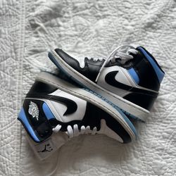 🩵Air Jordan 1’s mid 6.5 Women