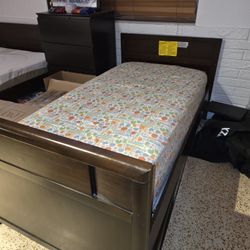 BUNK BED IN GOOD W/ MATRESS 1 Twin 1 Full CONDITION USED