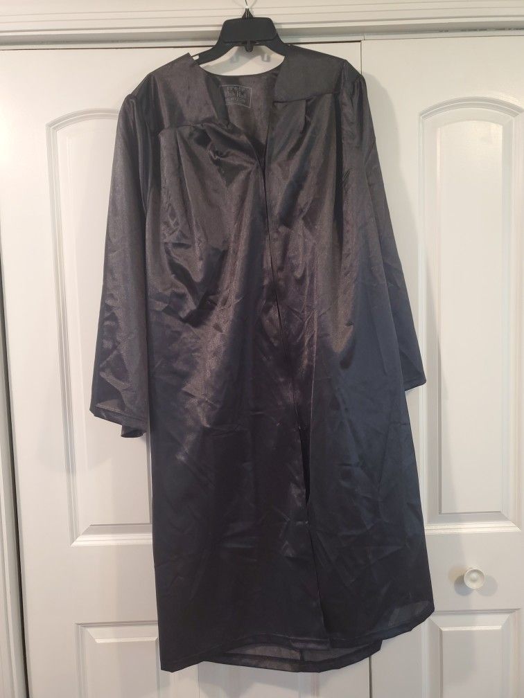 Oaks Horizon graduation robe