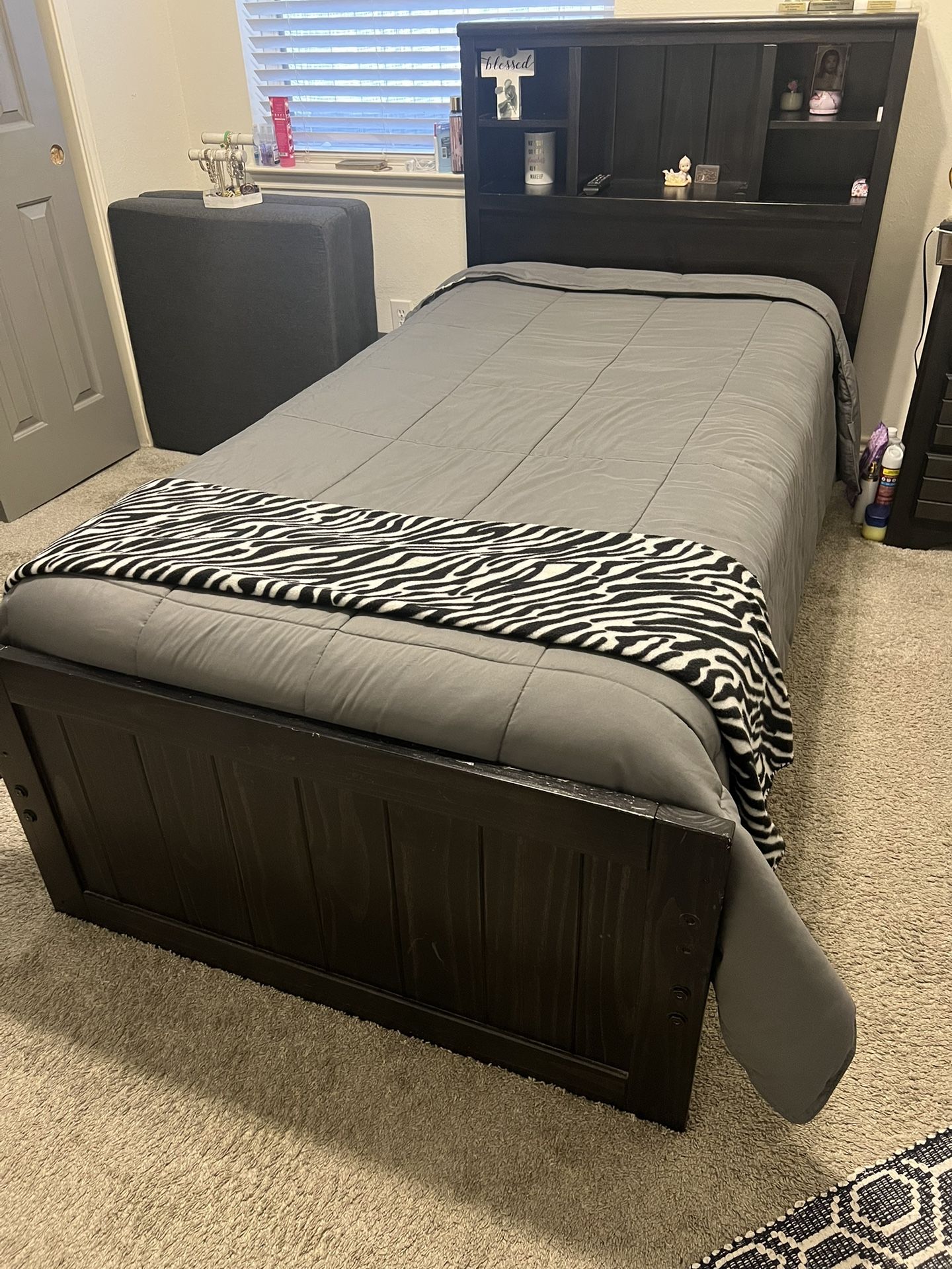 Twin bed & Small Dresser