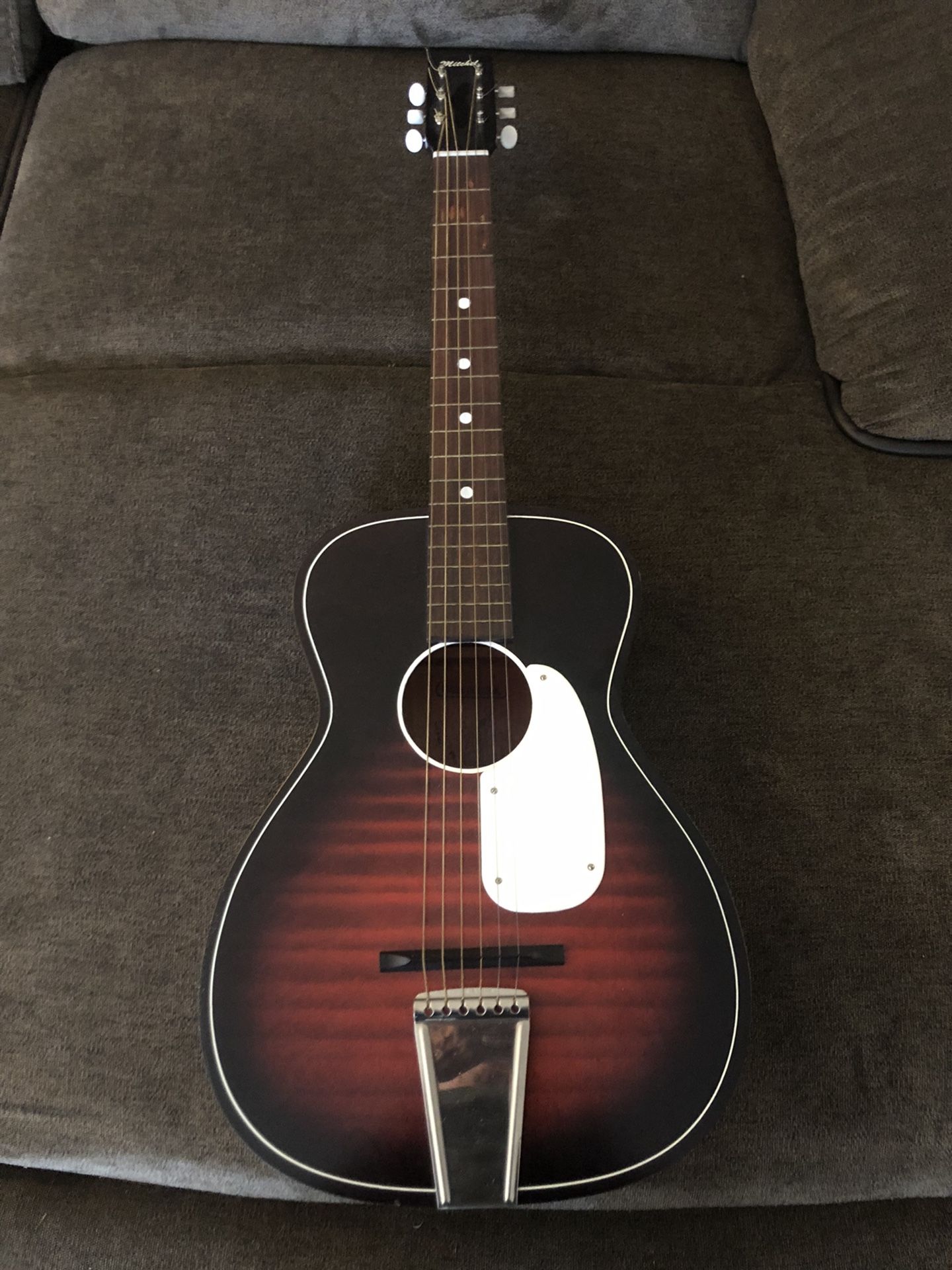 Mitchel 70’s Vintage Acoustic Guitar w/case