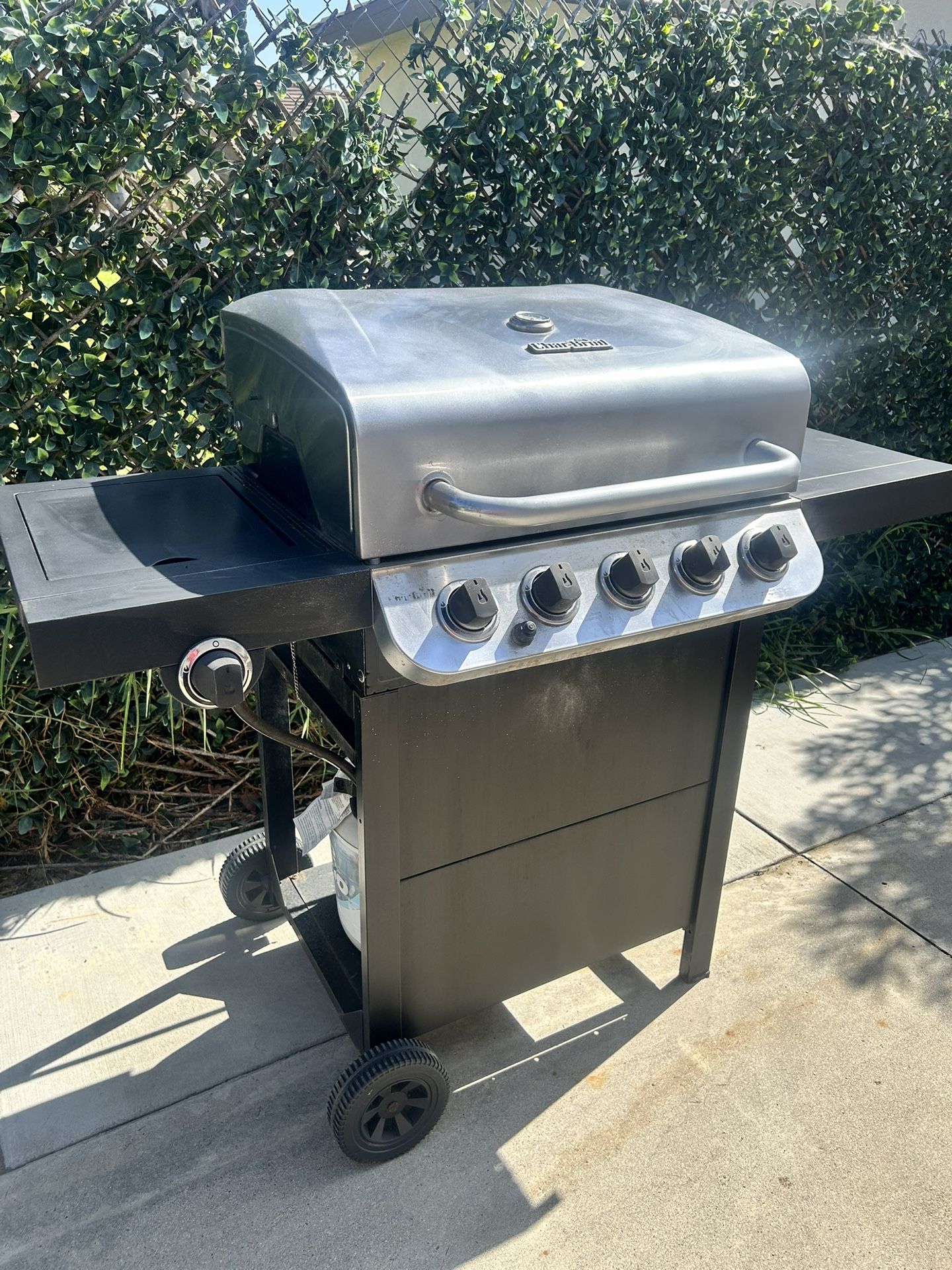 Charbroil 5 Burner Barbecue With Propane Tank