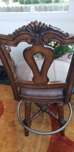 Beautiful Woodgrain Round Maple Top Bar Height Dinning Room/ Kitchen Table With 4 Matching Chairs