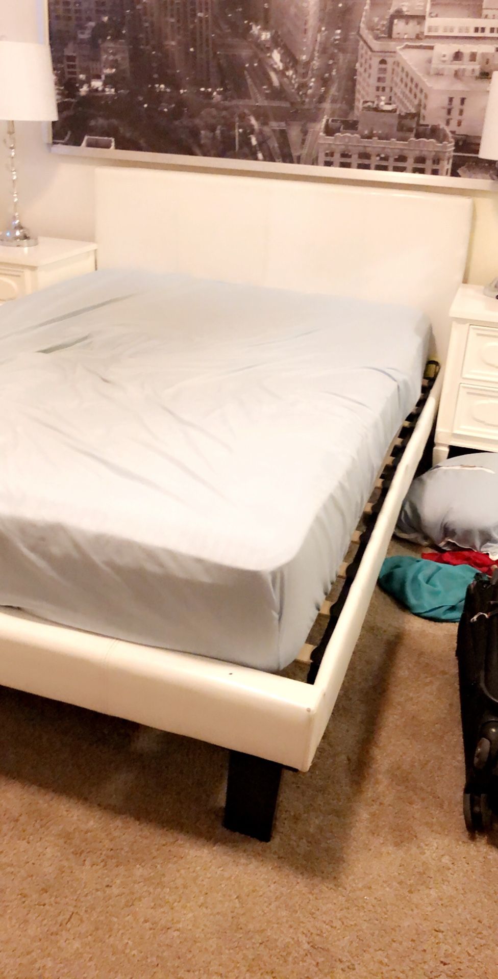 LARGE FULL SIZE PLATFORM BED WHITE HEADBOARD, BED FRAME & MEMORY FOAM