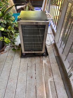 Beverage mini refrigerator