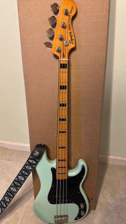 Squier Limited-Edition Classic Vibe '70s Precision Bass Guitar - Surf Green