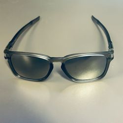 Oakley Latch SQ Sunglasses – Matte Translucent Grey / Prizm Black Polarized Upgrade your eyewear with these authentic Oakley Latch SQ sunglasses. Comb