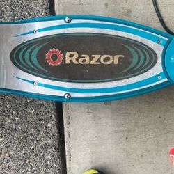 Electric razor scooter