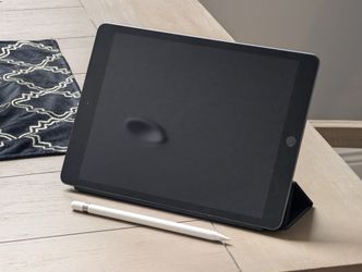 Apple iPad 8 with Apple Pencil + 2 Cases