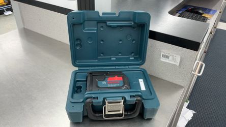 Bosch Professional GPL100-30G 3-point green laser level, which features a durable hard-shell carrying case.