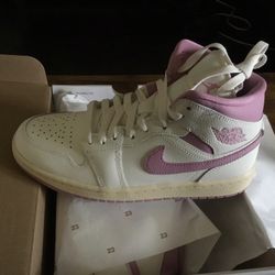New Women’s Air Jordan 1 Mid size 8.5