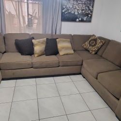 3 pieces very large and comfortable   Sectional brown $400  OBO cash and pick up only.