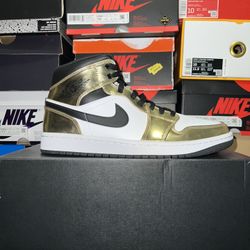Jordan 1 Mid Metallic Gold 