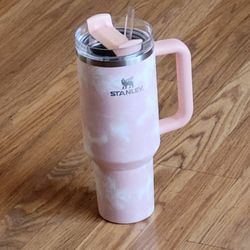 Stanley Quencher H2.0 FlowState 40 oz Tumbler Pink Peach Tie Dye color.
Pre-owned, perfect shape, like new, still has a tag. Except it has a 
tiny scr