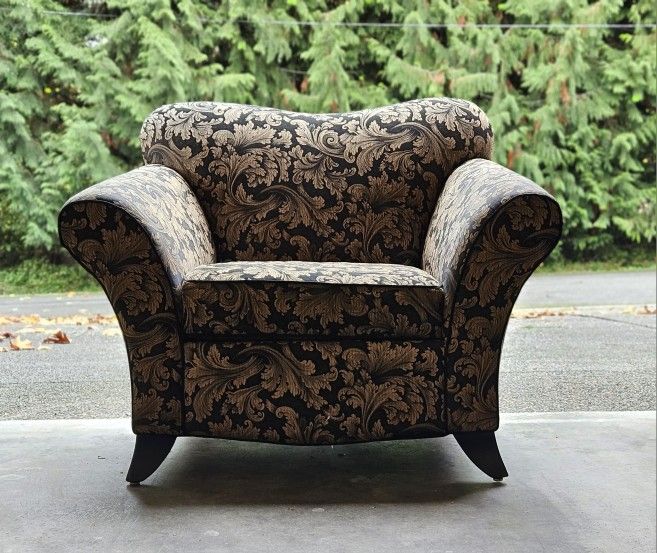 Super Comfy ARM CHAIR Delivery Available for Sale in Snohomish, WA