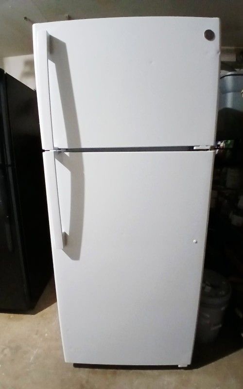 GE 18 Cu. refrigerator ( Free Local Delivery )