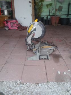 Saw. Dewalt
