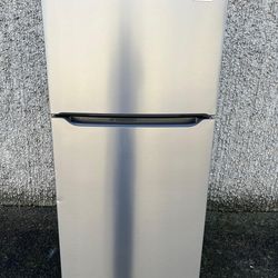 Refrigerator frigidaire in excellent condition🧊