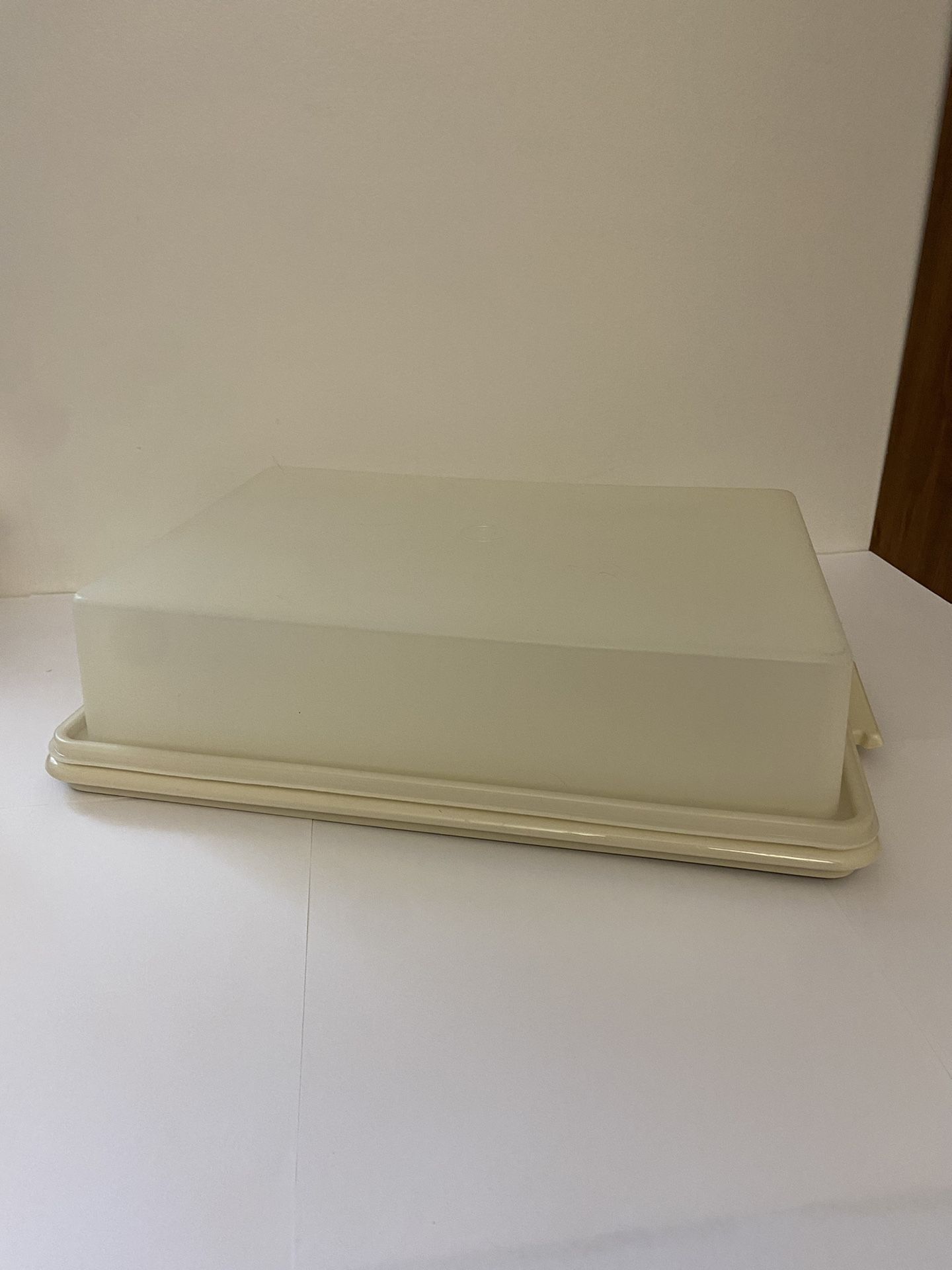 Tupperware 622-5 rectangle Cake Taker Carrier Container Harvest Gold