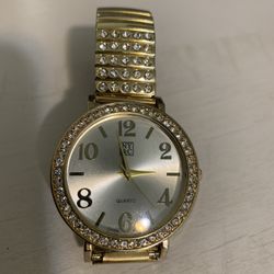 the wristwatch works well in good condition new batteries