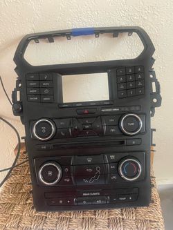 2016 Ford Explore dash radio with screen and dvd player great condition like new