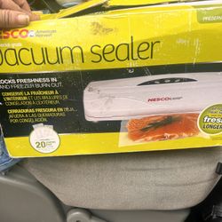 Vacuum Sealer With 6 Rolls Of Sealable Plastic 