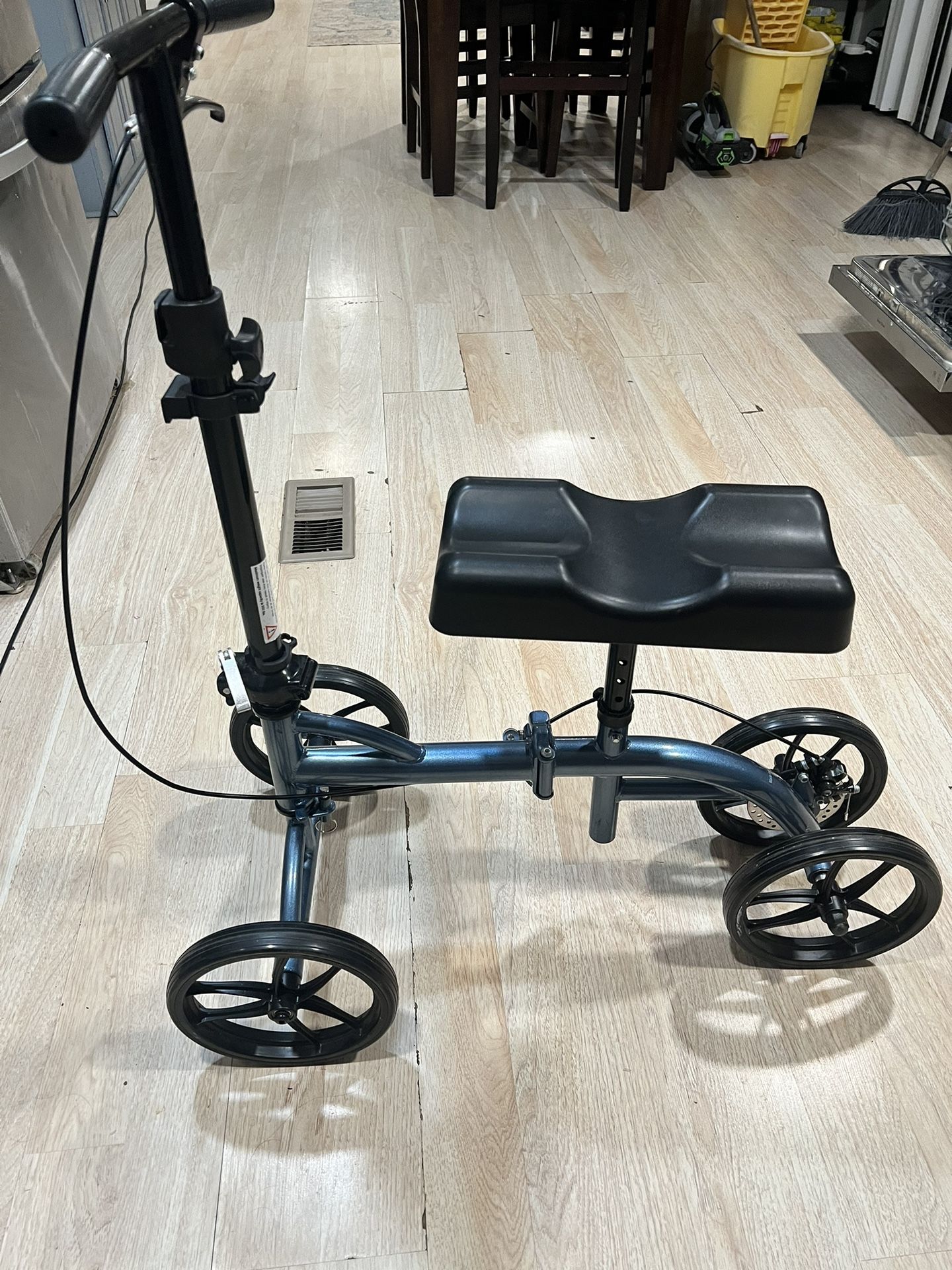 Knee scooter