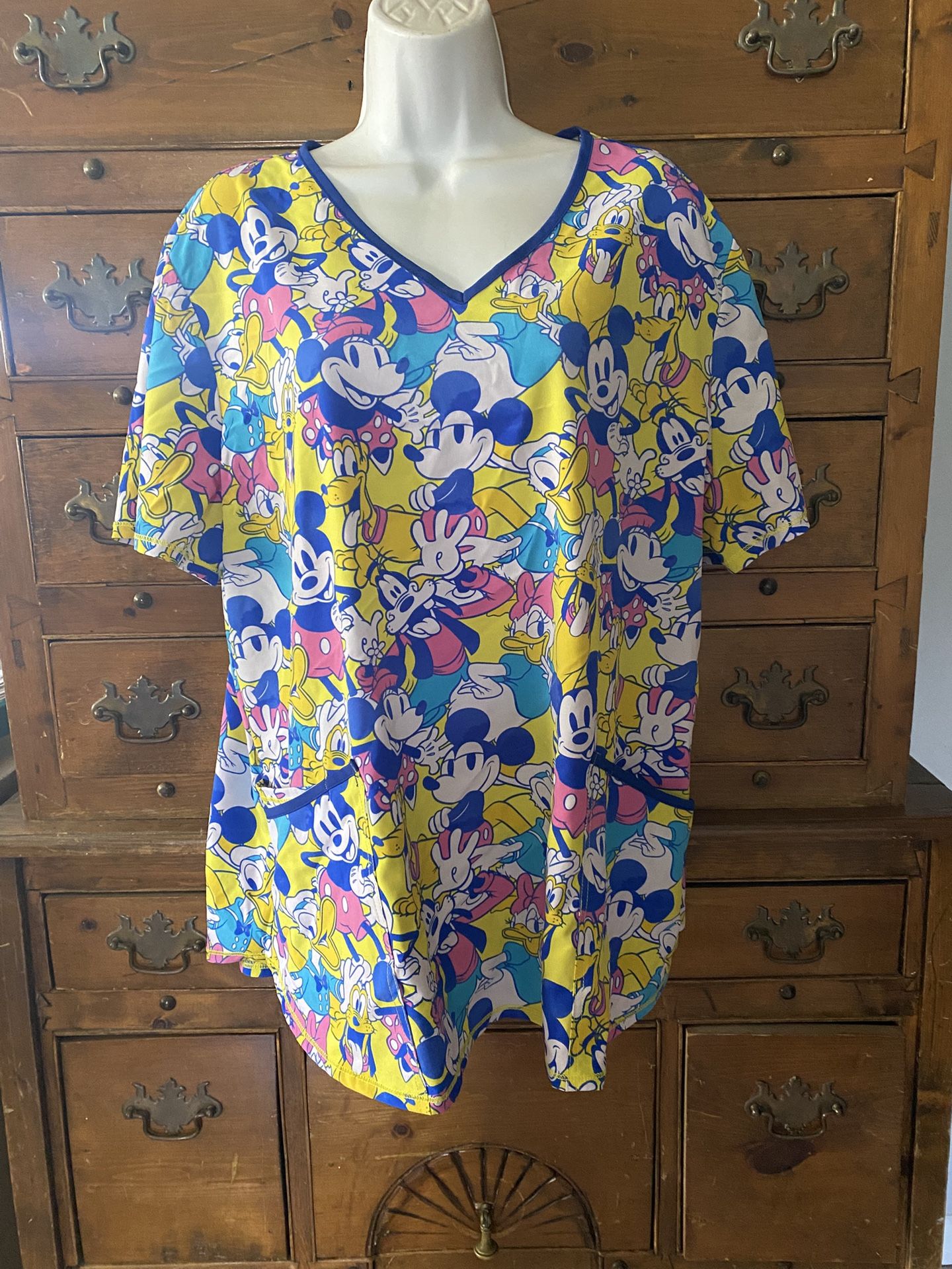 Woman’s Scrub Top Disney Mickey And Crew Size XL Like New