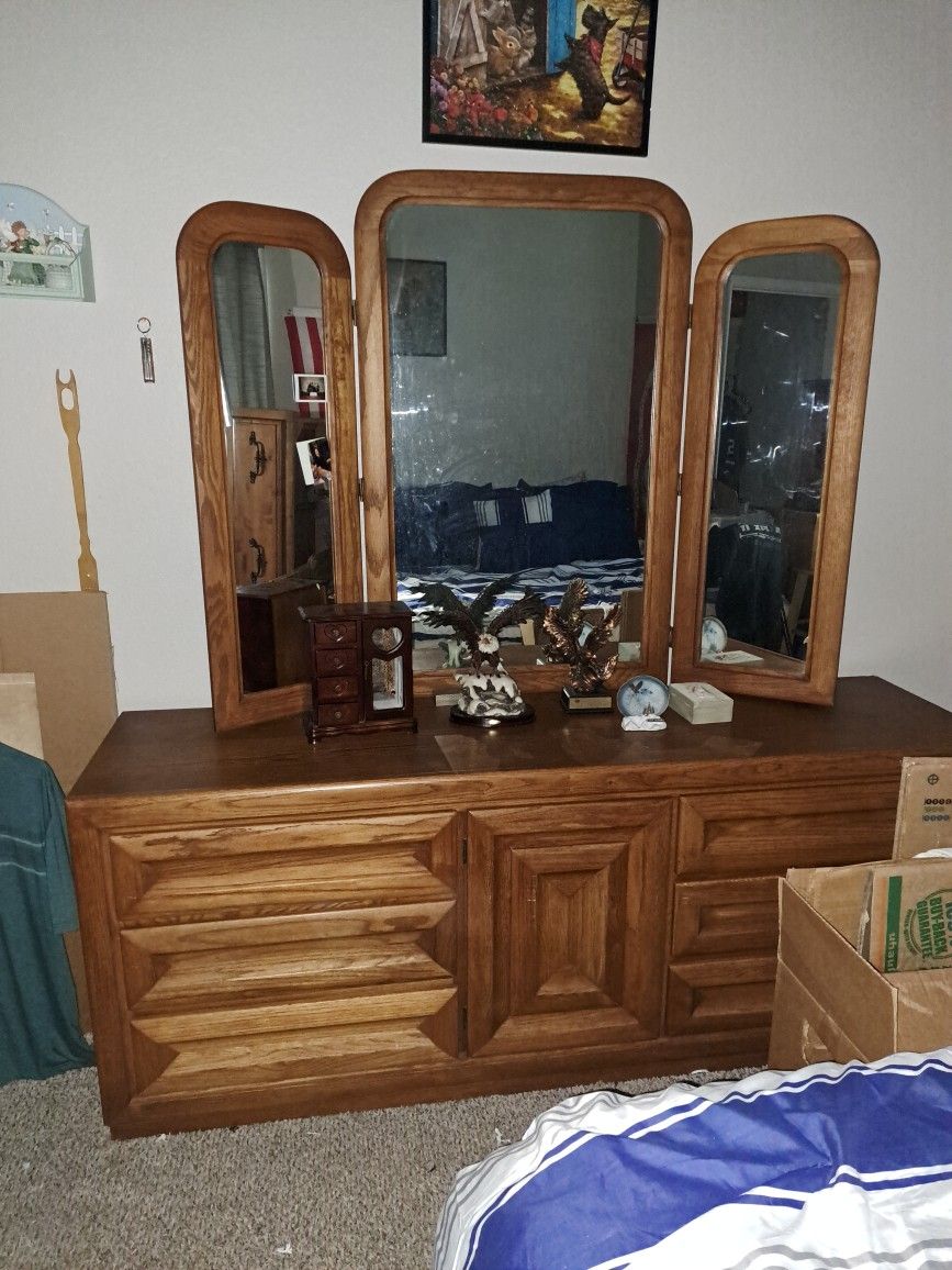 Dresser With Mirror