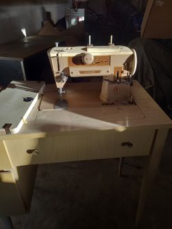 Vintage Singer Seweing Machine/desk!! Great Shape!