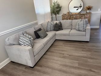 Haverty’s light gray sectional sofa set