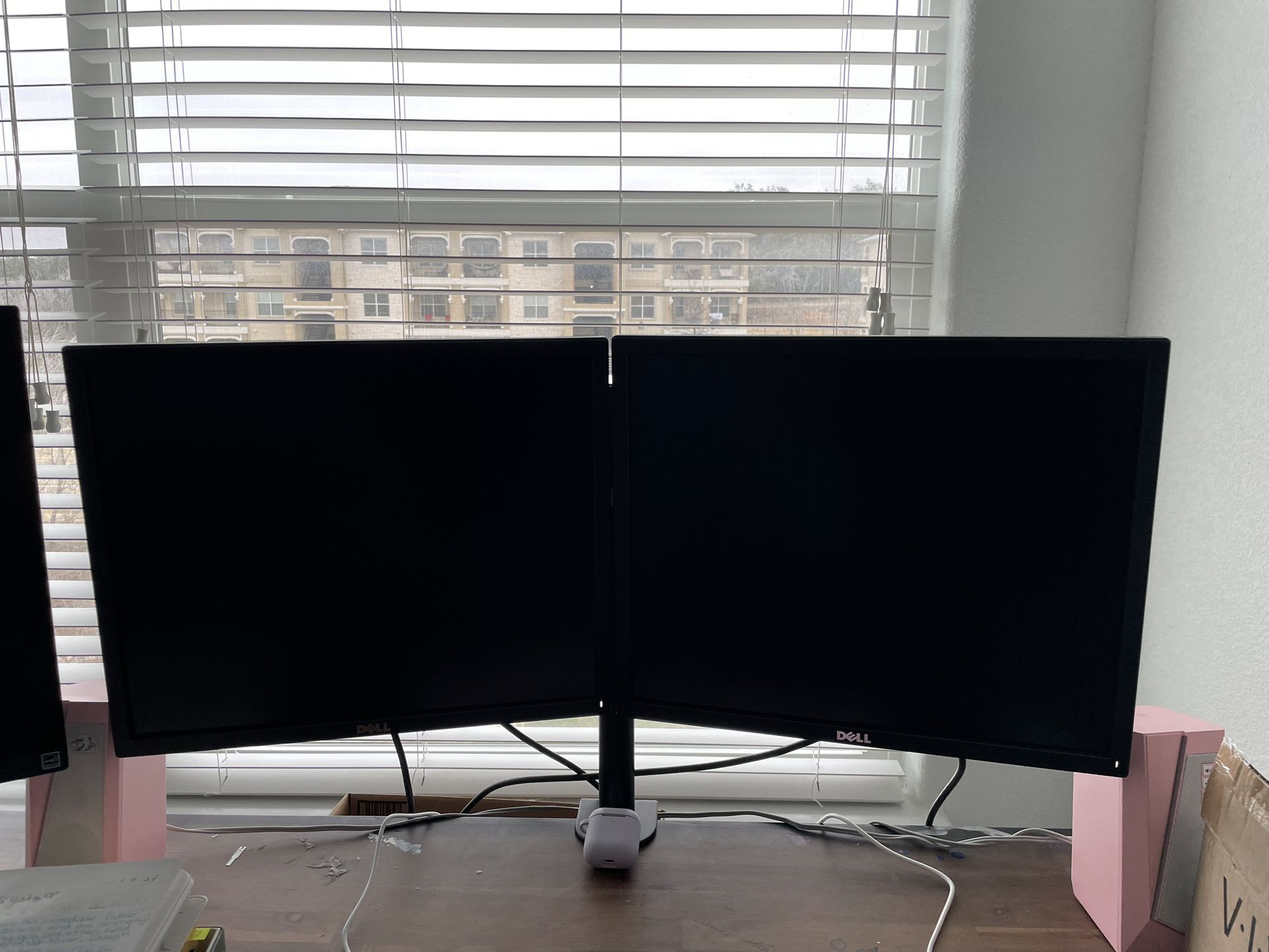 2 Dell Monitors With Dual Monitor Mount 