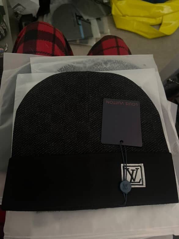 Beanie black with bag and tags!