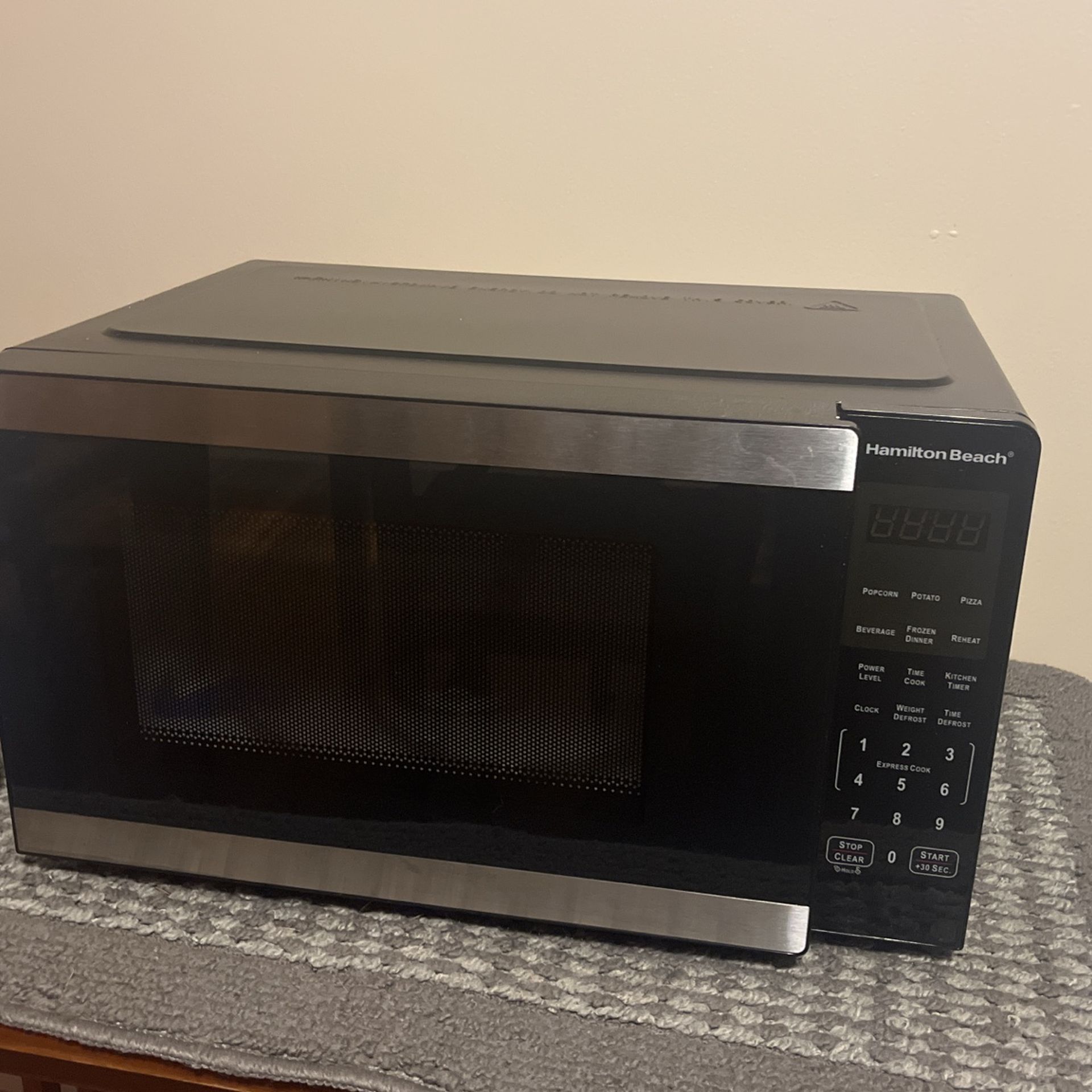 Hamilton beach Microwave, Never Before Used Due To Unforeseen circumstances, Works Great