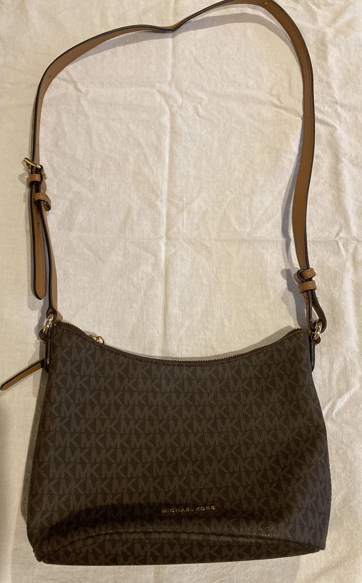 Michael Kors Lupita Medium Signature Messenger Cross Body Bag Brown