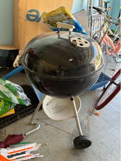 Weber Charcoal Grill (needs cleaning)