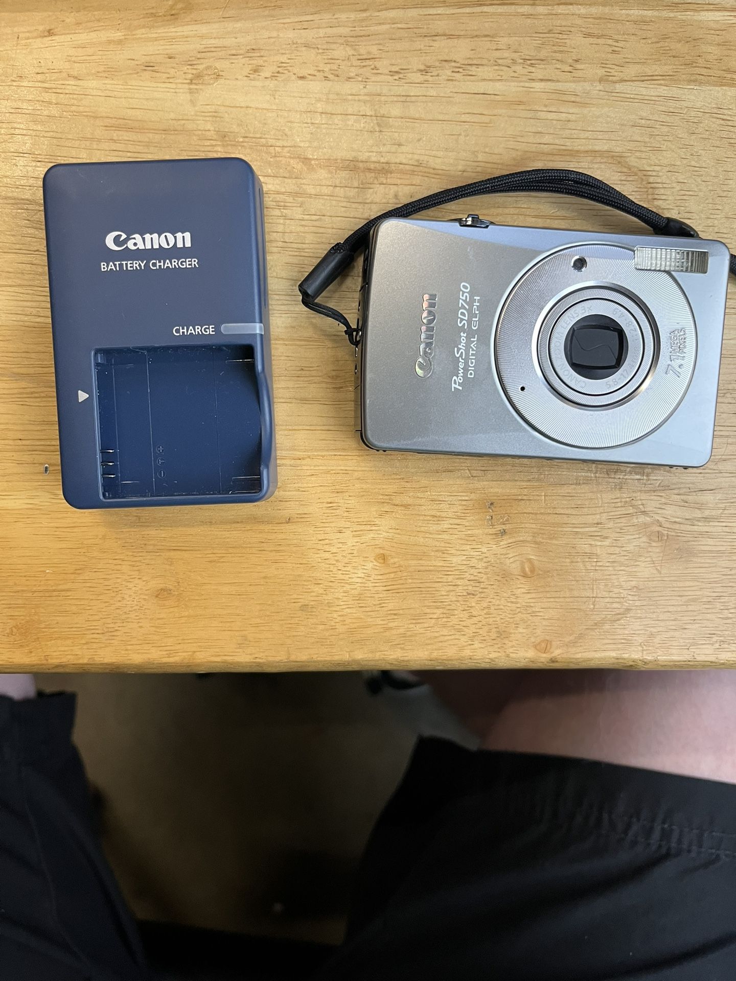 Canon PowerShot SD750 Digital Elph W/Charger Tested& Working