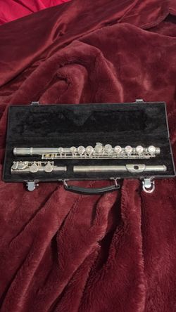 Bundy flute with felt case