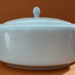 Vista Alegre Porcelain Cesta Tureen 7.3 H x 7.4 L x 12.2 W in, 118.3 oz