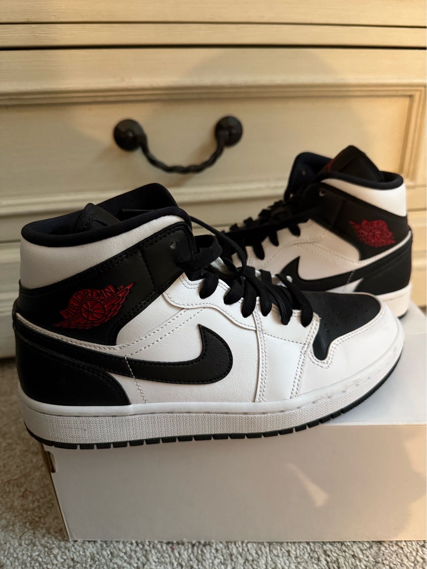 Jordan 1 Mid Women’s size 8