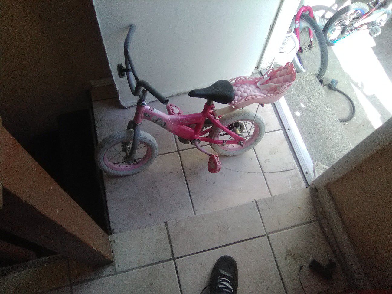 Lil girls 12 inch bike with or without training wheels