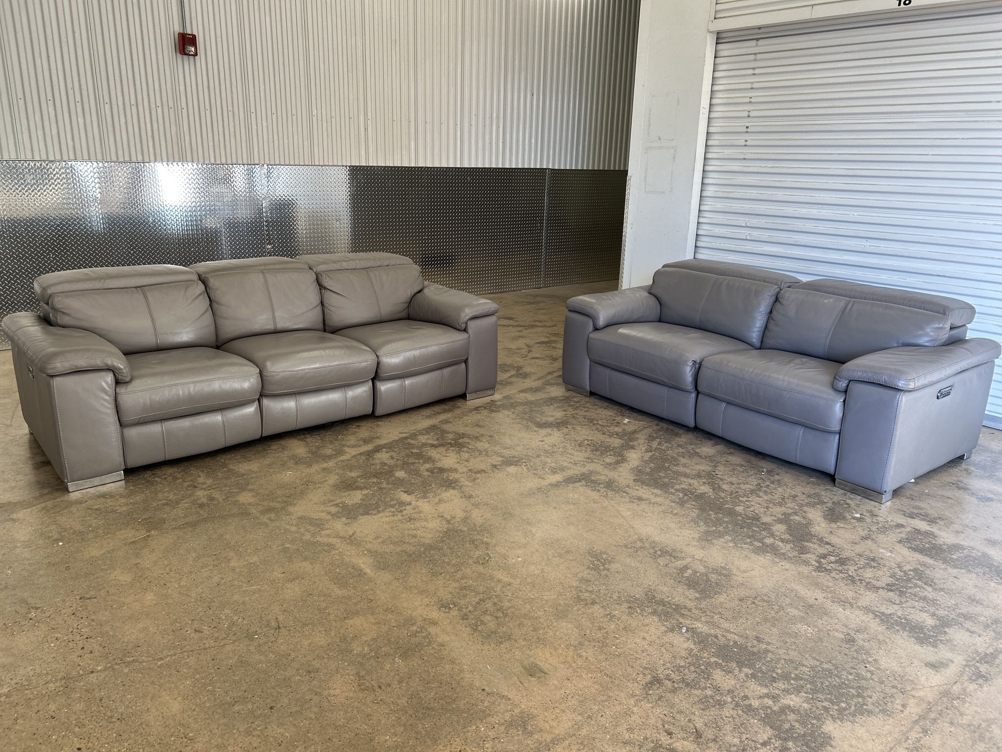 Top Grain Sofa And Loveseat Power Recliner ! 🚚✅