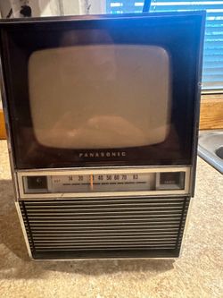 Vintage Panasonic oakridge  portable tv TR-415B