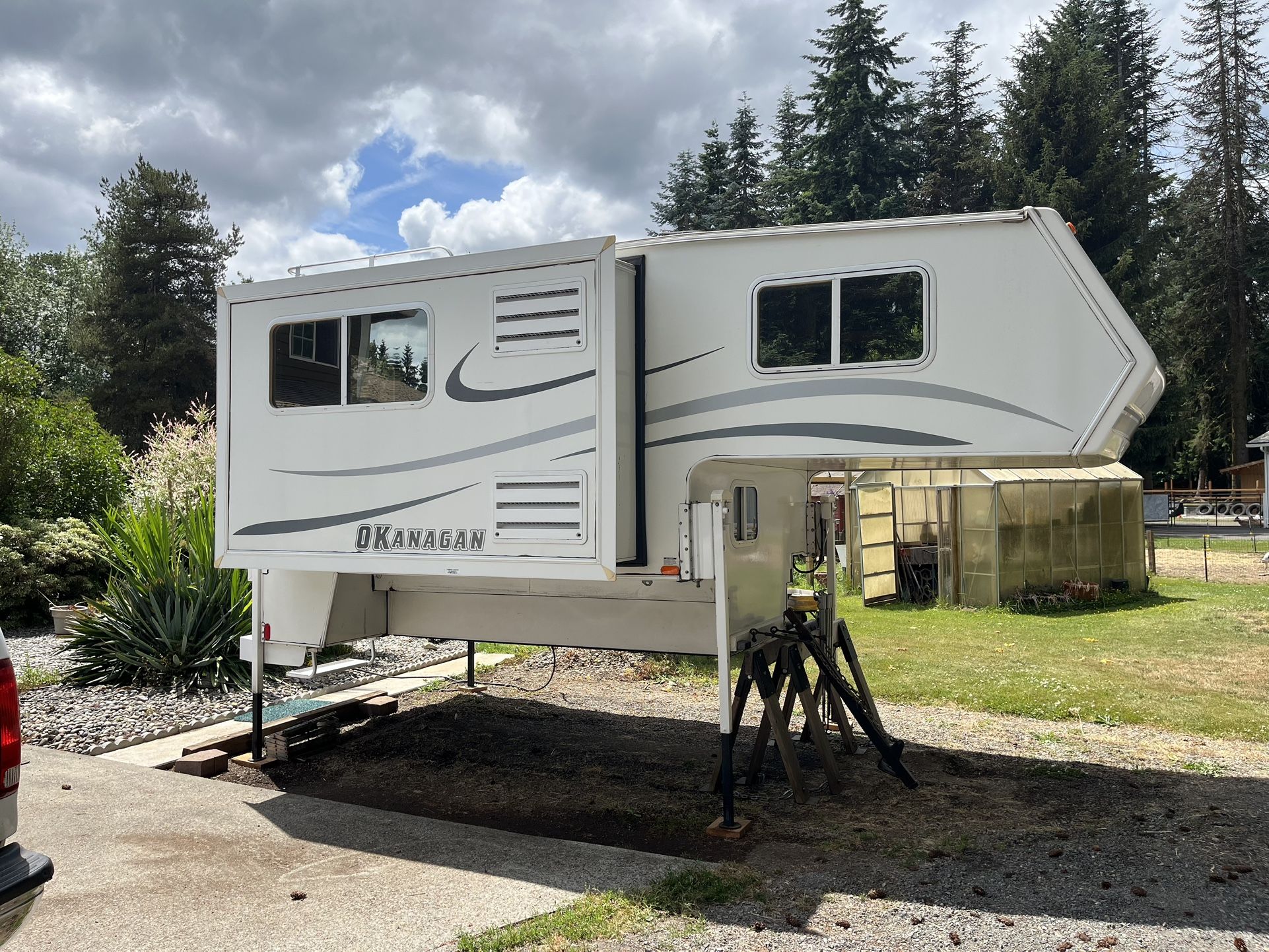 2006 Okanagan 10TC Camper.