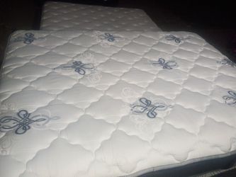 Floor Model Queen And Full Mattresses And Box Springs