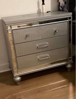 Set of 2 Mirrored Nightstands
