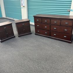 Dresser And Nightstands 