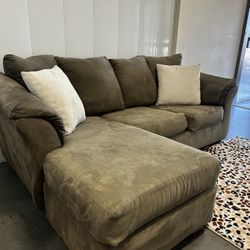 SMALL GRAY SECTIONAL COUCH W/ FREE DELIVERY 